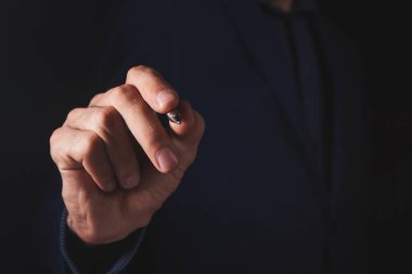 İş adamı kalemi elinde tutuyor ve ekrana bastırıyor