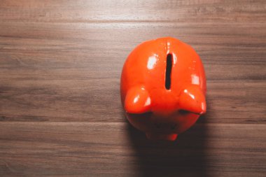 Domuz kumbarası masada.