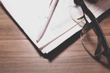 Ahşap masada boş takvim, iş konsepti, randevu planı.