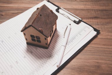 Tahta bir arka planda büyüteç, not defteri ve not defteri..