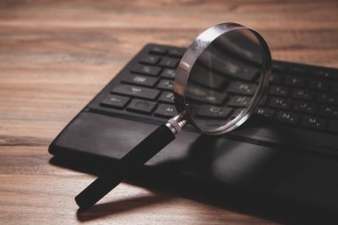 Bilgisayar klavyesi ve faresi olan işyeri.