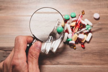 İlaç arayan haplı cam kavanoz.