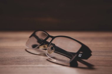yakın çekim - bir çift gözlük ahşap masa üzerinde