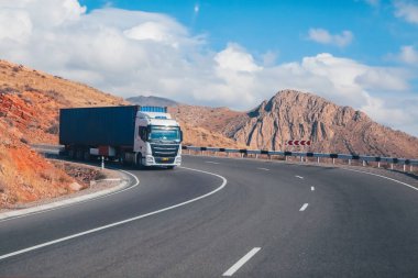 Yol dağdan geçiyor..