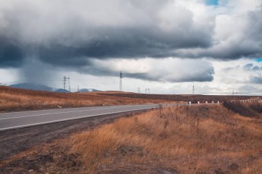 Gün batımında güzel dağ yolu