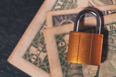 asma kilit, para ve anahtar masada.