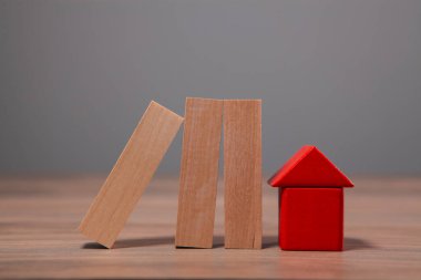 Tahta bloklu ahşap oyuncak ev.