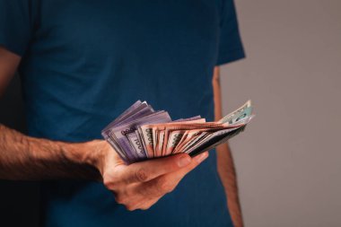Elinde para olan genç bir adam.