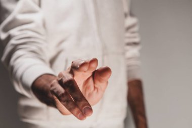 Adam dokunmatik ekrana dokunuyor