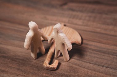 Koyu arkaplanda farklı şekillerde tahtadan figürler.,