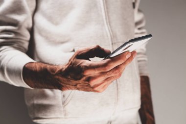 Kapat - akıllı telefon kullanan adama yakınlaş