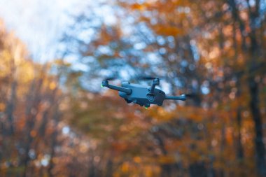 Sahada uçan bir dron.