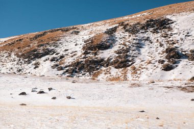 Dağlarda bir dağ manzarası