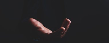 Erkek elleri siyah stüdyo geçmişinde iyi niyet göstergesi.