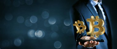 Bitcoin 'li bir karatahtanın önünde bir iş adamıyla şifreli para teması