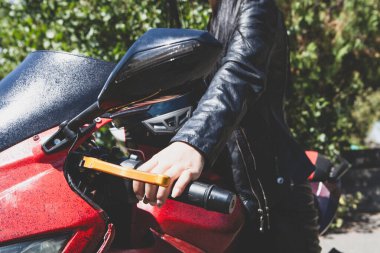 Motosikletli siyah ceketli motorcu kadın.