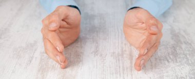 Kapalı - bir adamın eli bir şey gösteriyor