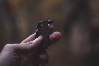 Siyah arka planda elini omzuna koyan bir adam..