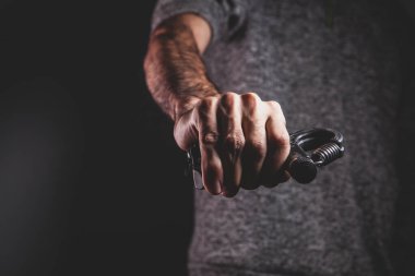 Siyah metal zincir tutan bir el..