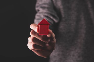 Erkek elleri küçük evi tutuyor..