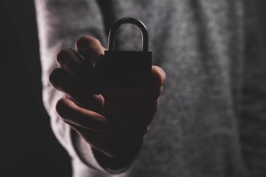 Adam asma kilidi tutuyor, kapat.