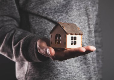 Erkek elleri küçük evi tutuyor..