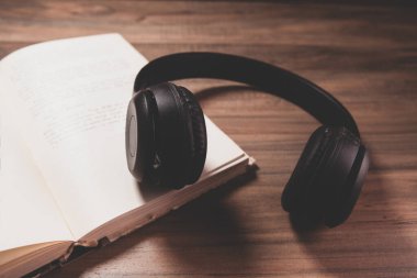 Kulaklıklar masanın üstünde. ..