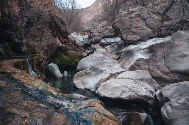 Dağ nehri, taşlı kanyon