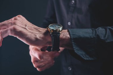 Karanlıktaki adamın gözcüsü.