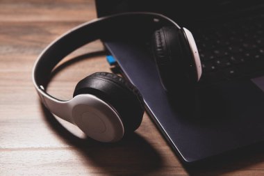 modern kulaklıklar ve klavye.