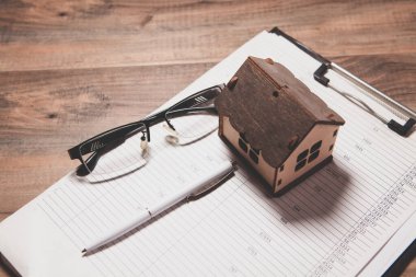 ev modeli ve defter masanın üstünde.