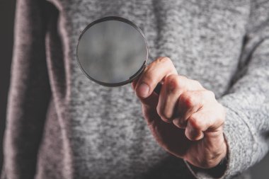 Adamın elindeki büyüteç.