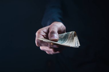 Dolarları elinde tutan adam. Elinde para, iş konsepti