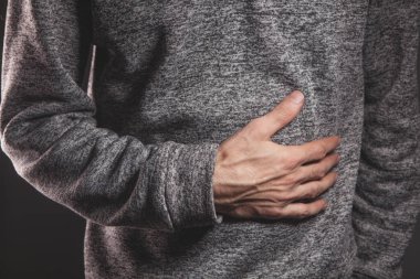 Mide ağrısı olan bir adam..