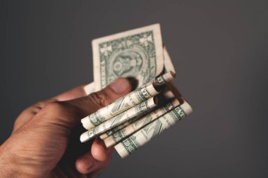 Adam el ele tutuşmuş. 