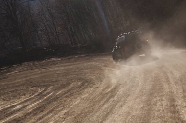 Dağlarda araba yolu