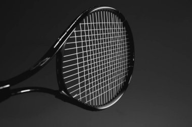 Tenis topları ve arka planda raket.