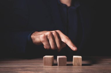 Elinde tahta bir kütük tutan bir adam. 