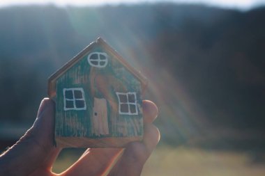 Geçmişi bulanık bir evi tutan el.