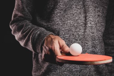 Tenis raketini tutan adama yakın dur.. 