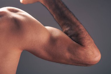 Stüdyoda güçlü erkek kolunun kırpılmış görüntüsü