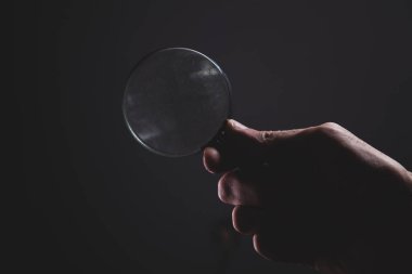 Erkek elinde büyüteç