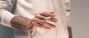 Elinde sigara olan bir adam.