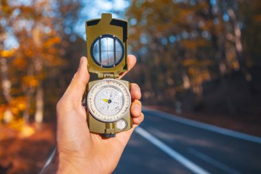 Dağların bulanık arka planına karşı el ele tutuşmak.