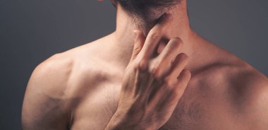 Genç bir adam boğaz ağrısı çekiyor.