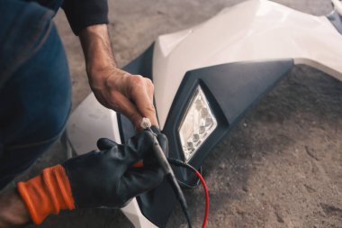 Elektrikçi motorsiklet kablolarını test ediciyle kontrol et