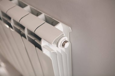 modern beyaz ısıtma radyatörü ..