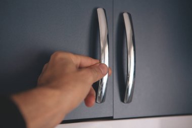 Erkek eli mutfak tezgahında.