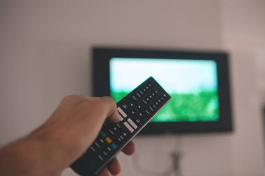 TV uzaktan kumandası elinde