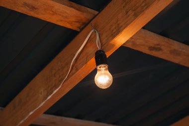 Ahşap tavanda eski bir ampul.